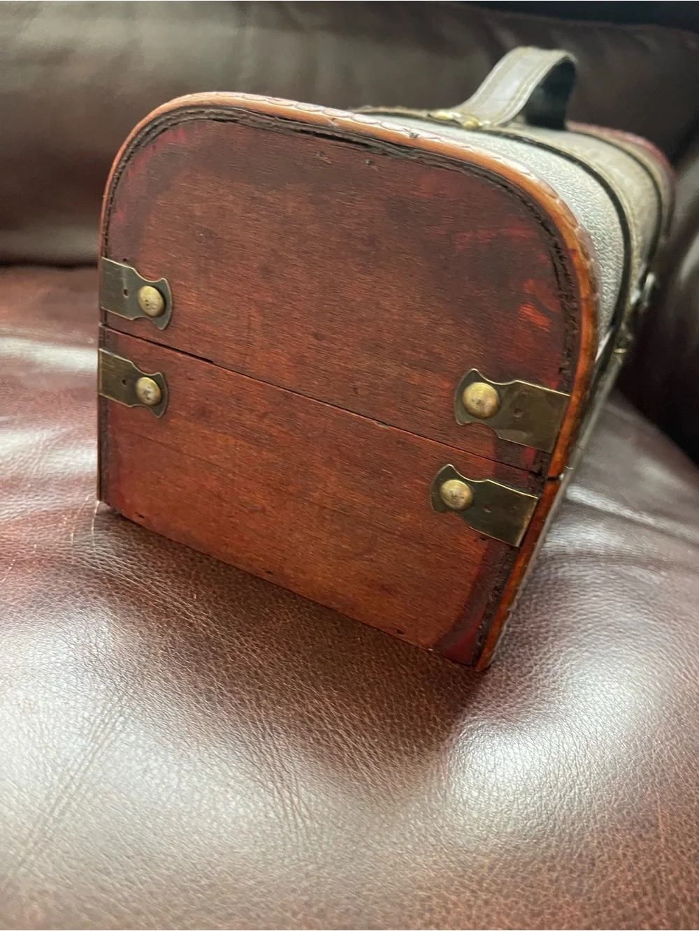 Vintage-Style Red Wooden Decorative vine bottle carrier world map